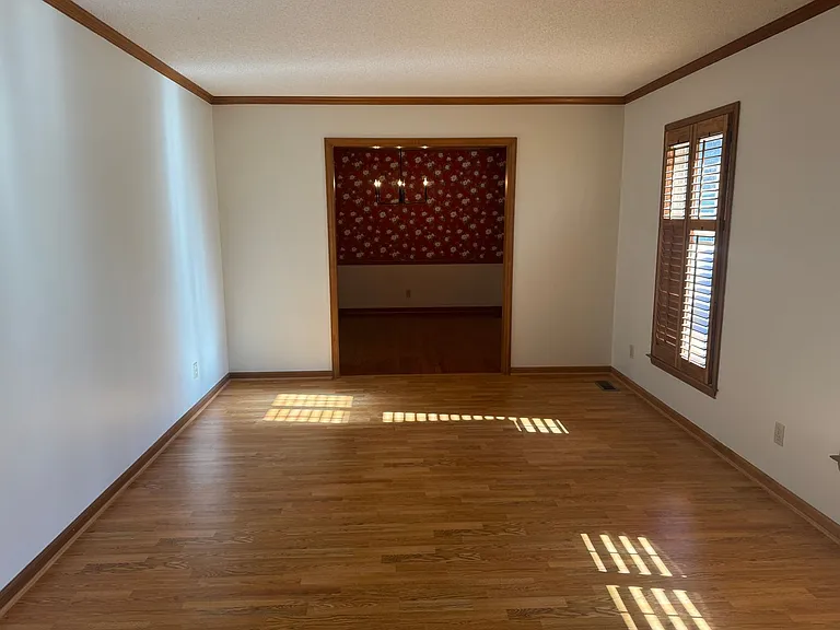 307 Fallingbrook Dr — Photo 6
