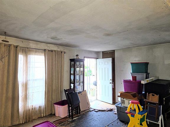 5th image of 237 Brent St