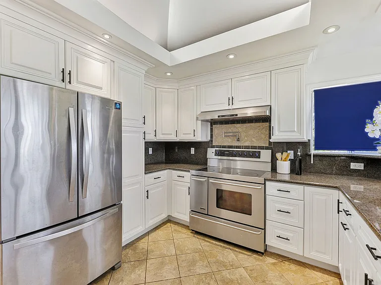 866 Alma Pl — Photo 22