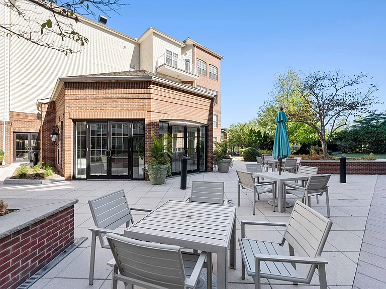 Beautiful Courtyard at The Lena