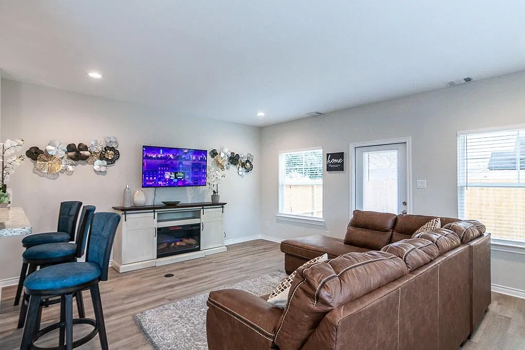 4 bed, 3.0 bath, 2092 sqft, $2,550 — Photo 3