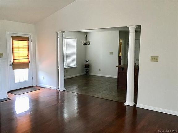 3rd image of 105 Knollcrest Ln