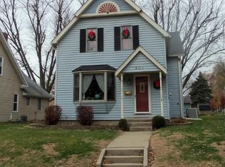607 E 2nd St, Pella, IA