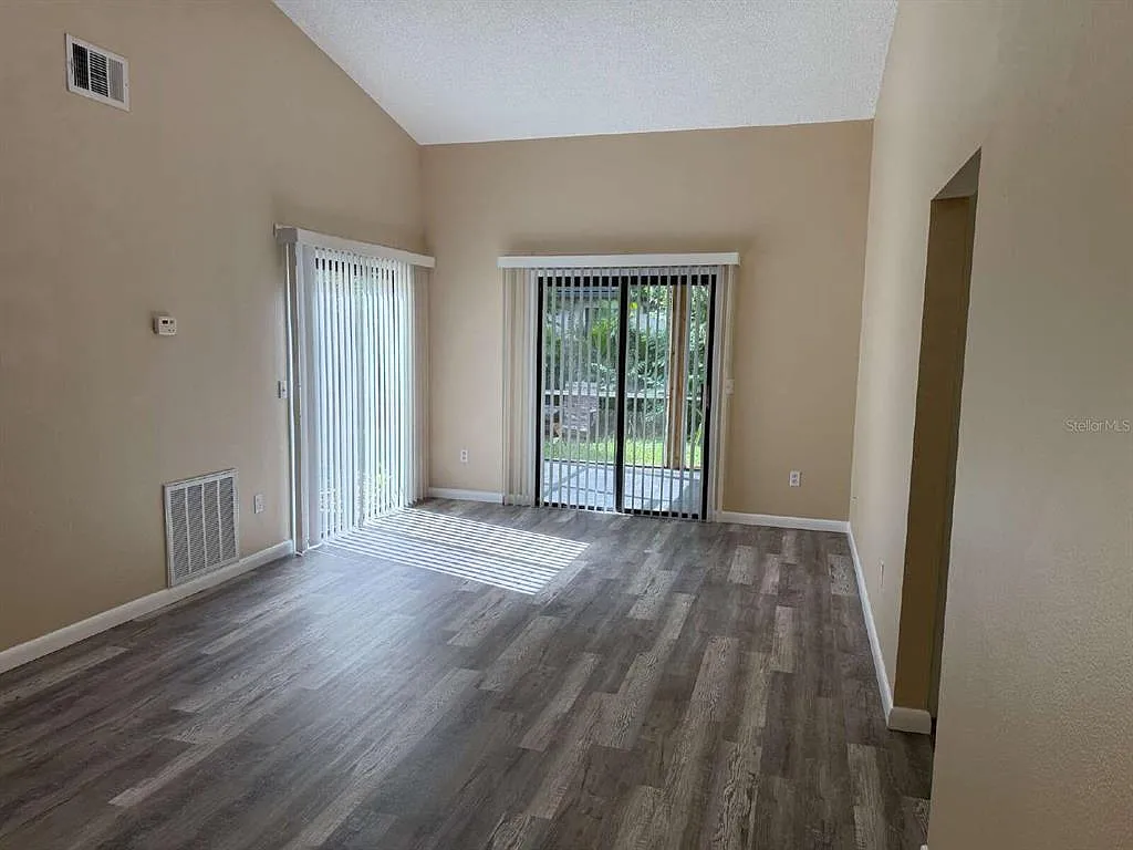 2 bed, 2.0 bath, 825 sqft, $1,400 — Photo 2