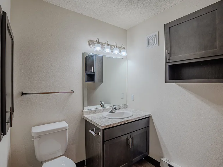 Fargo, ND Lake Crest Apartments | 21E | Bathroom