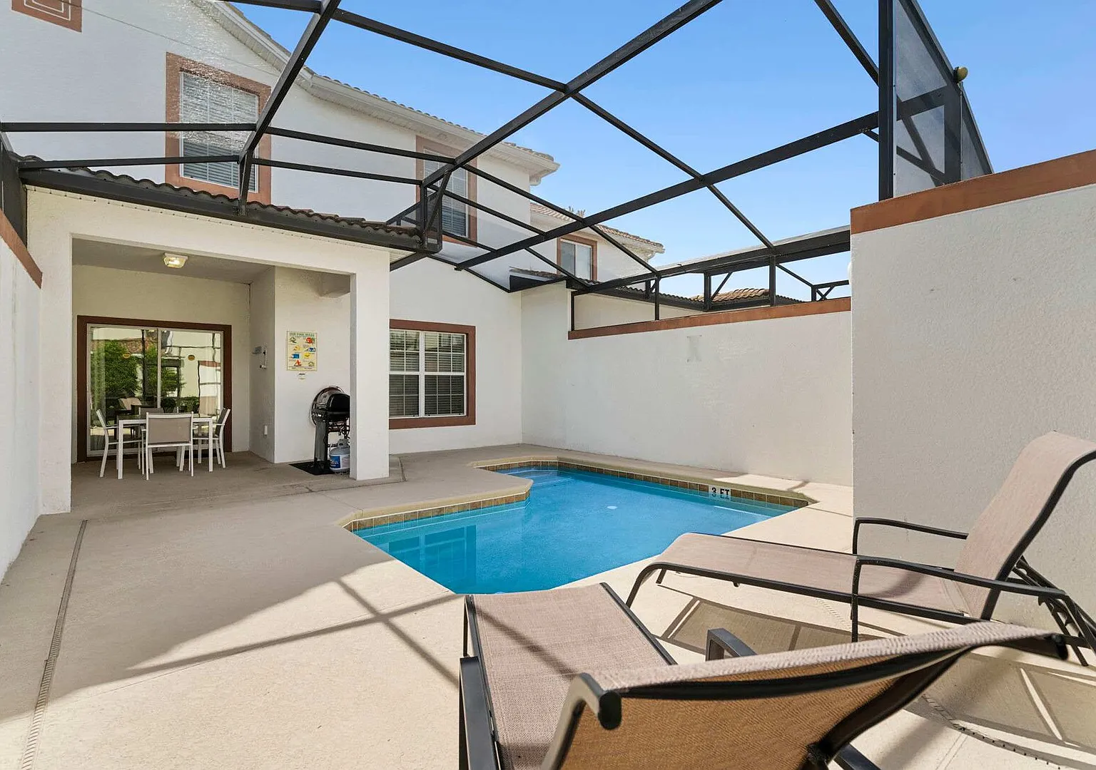 Townhome 4BR with Pool at Storey Lake — Photo 2