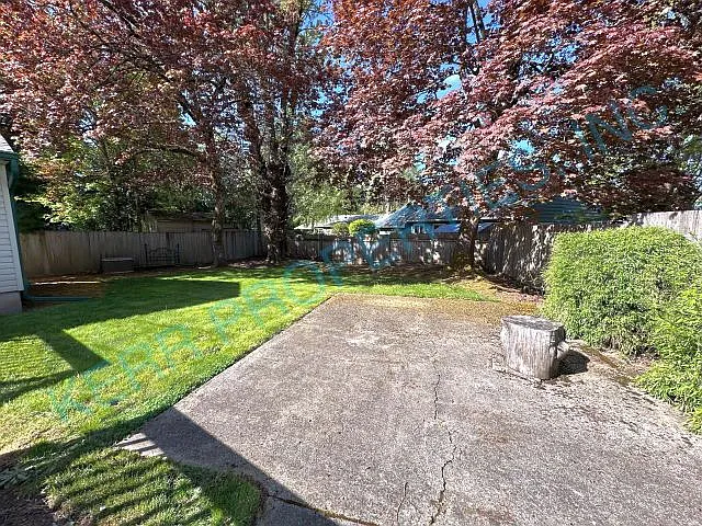 635 SE Juniper Ct E — Photo 18