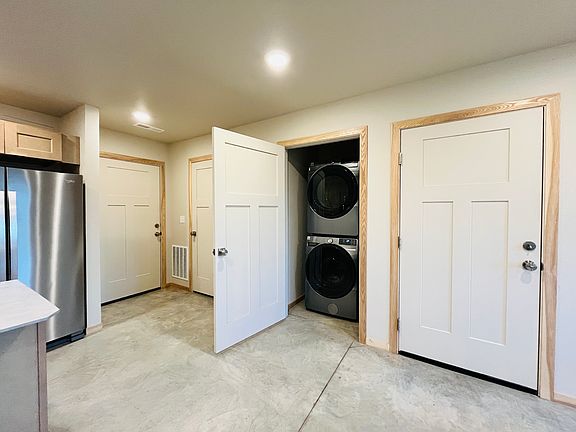 5th image of 1408 Windsor Dr #A
