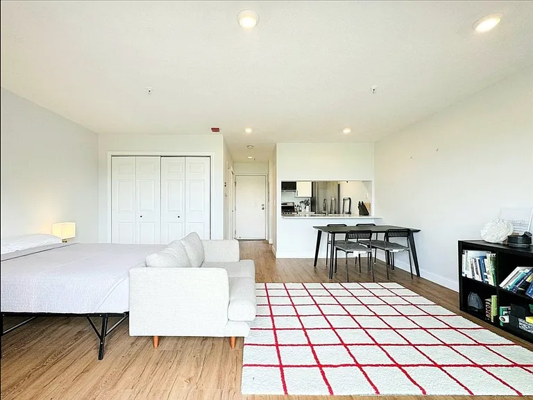 133 Commander Shea Blvd — Photo 4