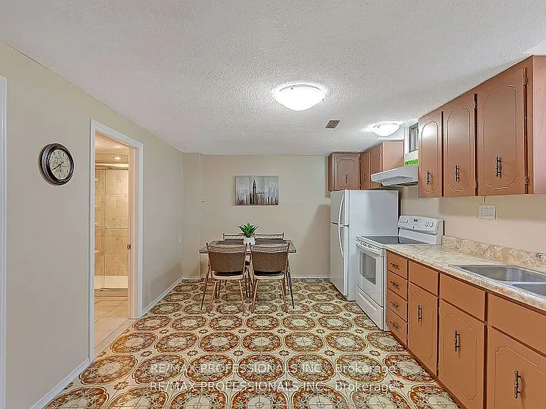 124 Panter Cres #LOWER — Photo 5