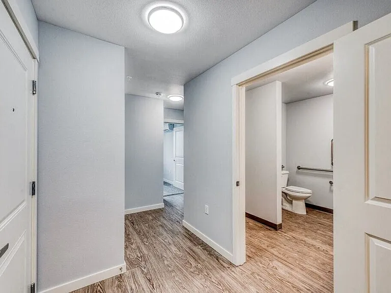 Queen Court Apartments — Photo 39