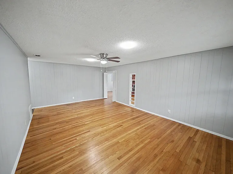 12715 Middle Ln — Photo 9