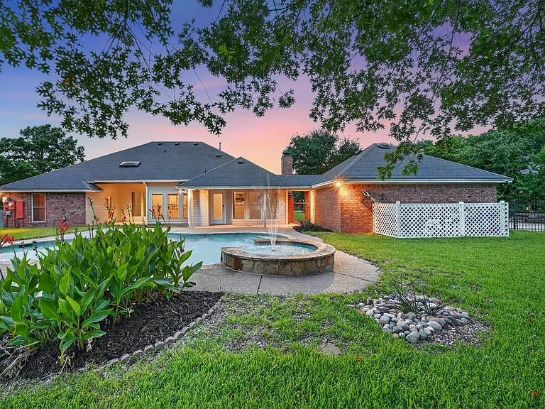 909 San Saba Dr — Photo 16