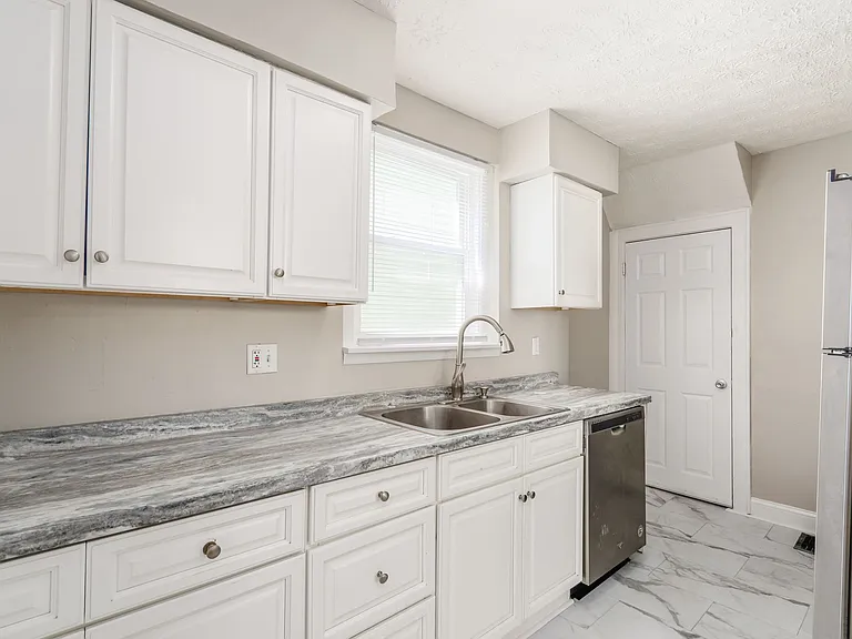 68 W Park Ave — Photo 11