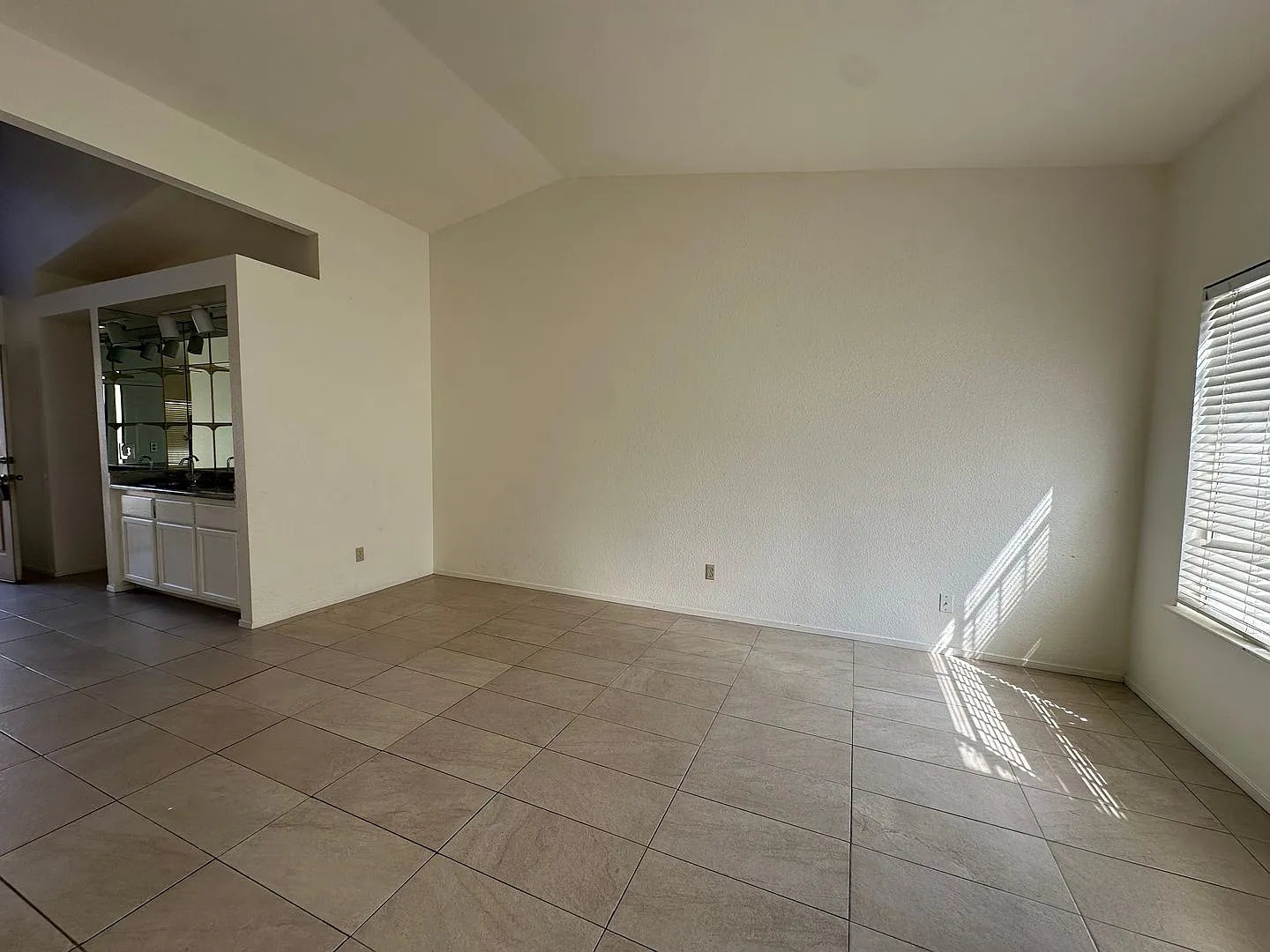 Great location. 3 bedroom single story Las Vegas home for rent. — Photo 4