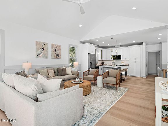 5th image of 100 SE 43rd Street