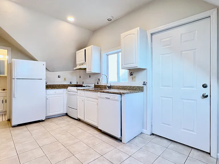 131 Pearl St #3R — Photo 4