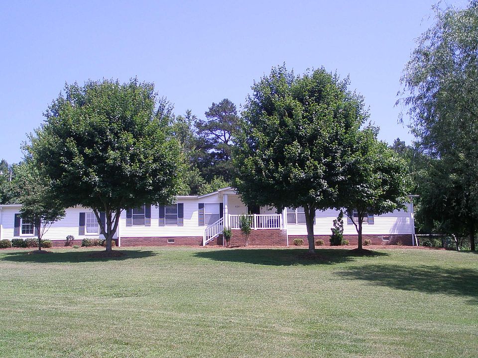 A large front yard away from street traffic and noise with shade trees and mountain view