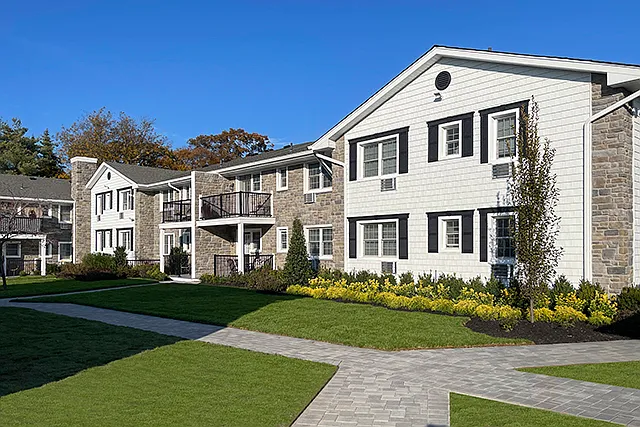 Fairfield Townhouses At Massapequa — Photo 3