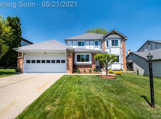 216 Parkland Dr, Rochester Hills, MI 48307