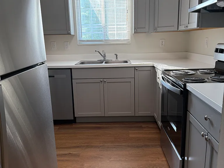 1473 W Allen St — Photo 15