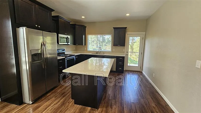 3 bed, 2.5 bath, 1825 sqft, $2,145 — Photo 3