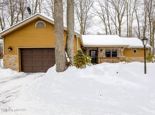 50 Wolf Hollow Rd, Lake Harmony, PA 18624