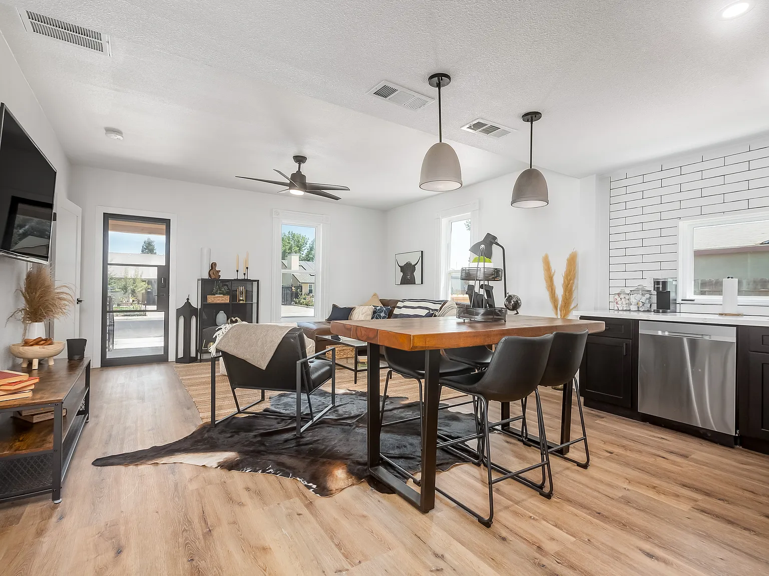 3 bed, 704 sqft, $2,200 — Photo 3