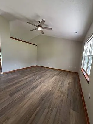 133 Lawndale Ln — Photo 2
