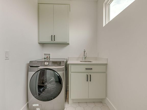 4th image of 1124 NE 5th St