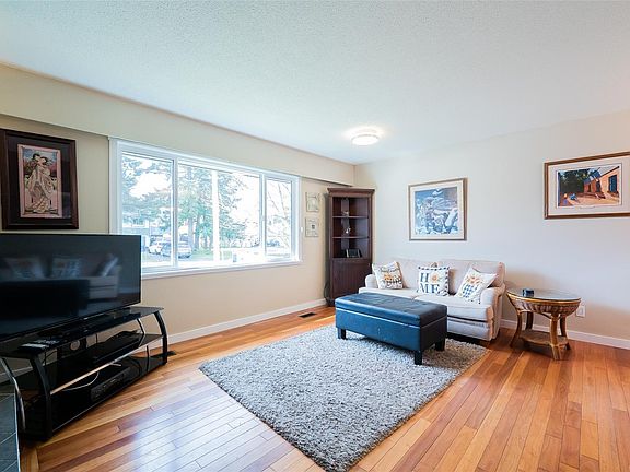 4th image of 2994 Colwood Rd