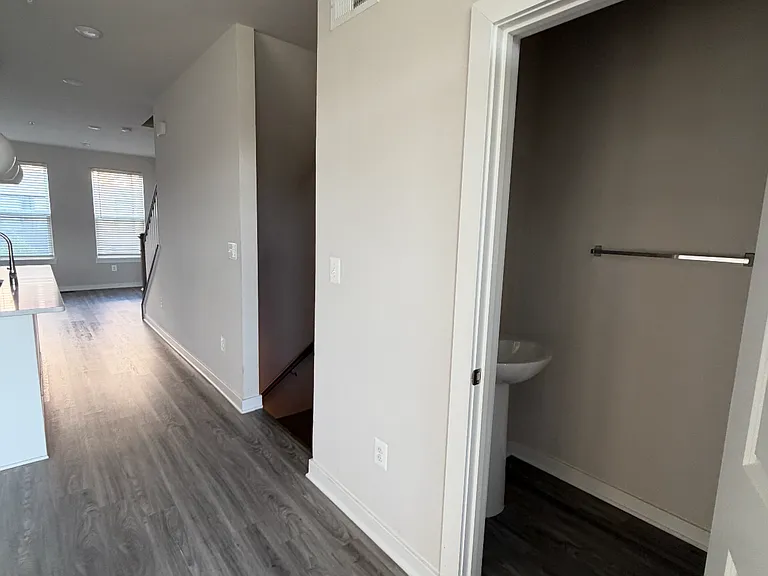 2560 Nicholson St — Photo 28