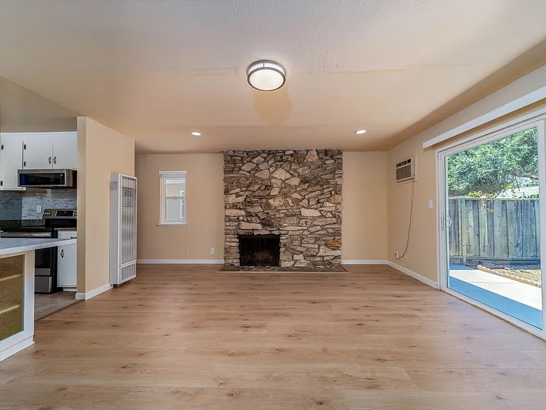 877 Miller Ave — Photo 5