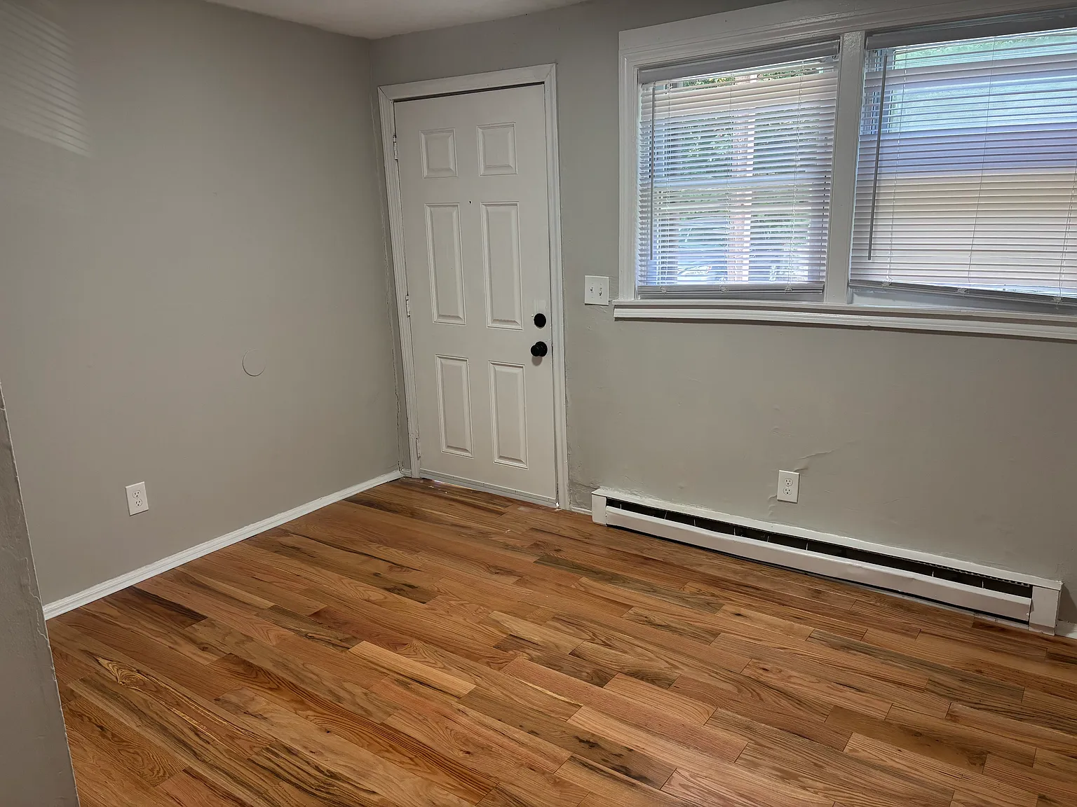 3 bed, 890 sqft, $2,200 — Photo 3