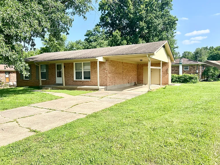 305 Hillcrest Dr — Photo 2