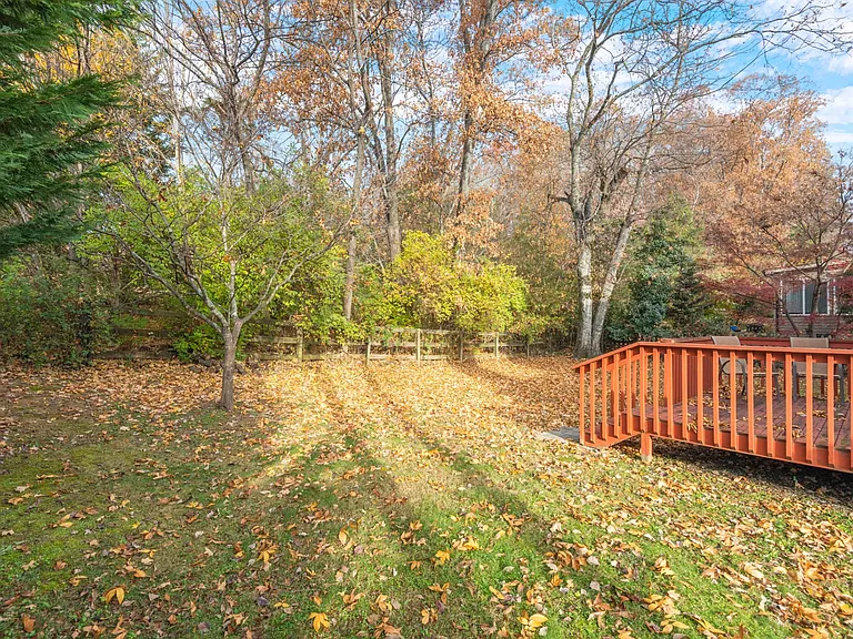 1560 Pheasants Glen Dr — Photo 33