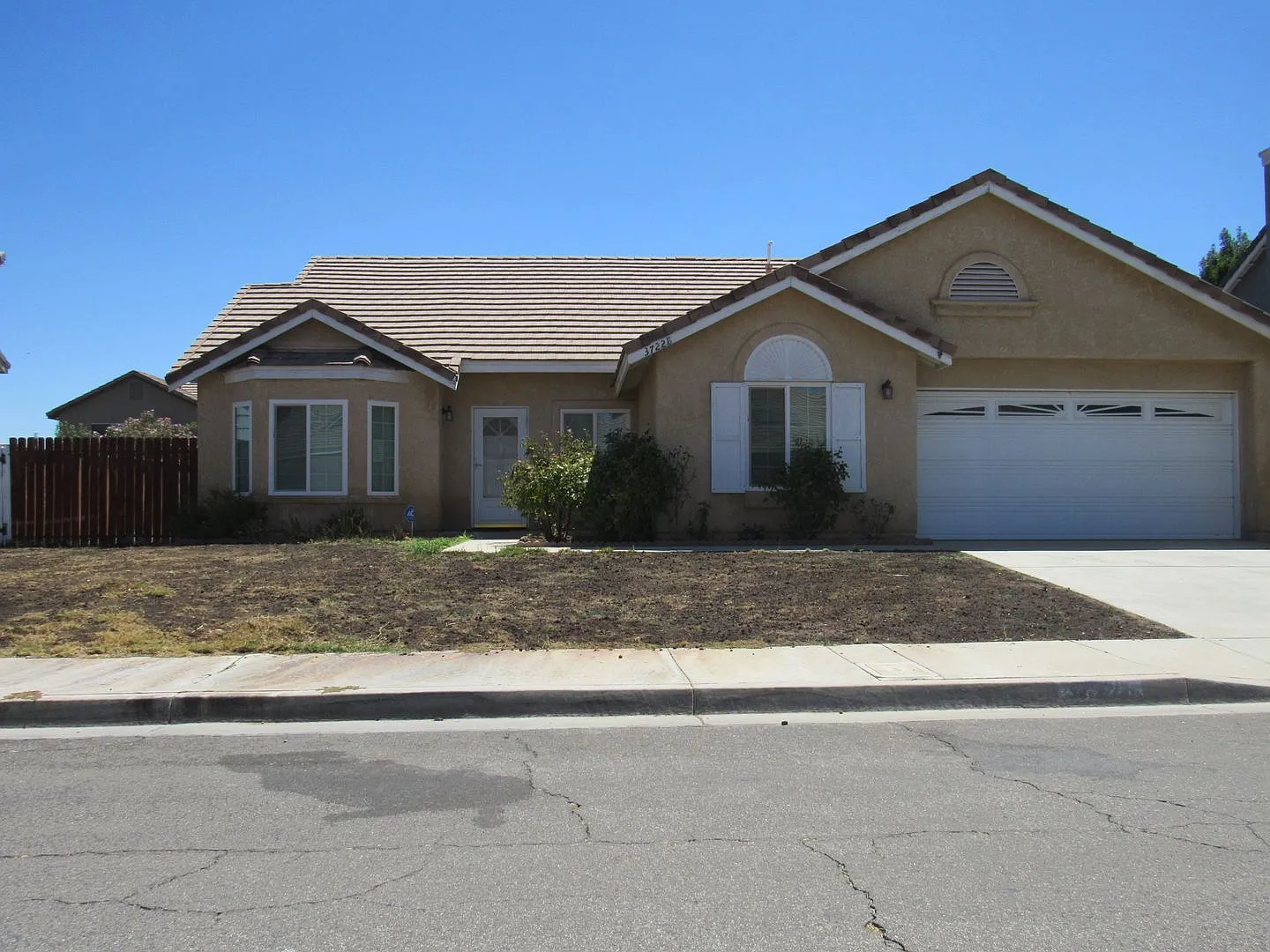 East Palmdale Home — Photo 1