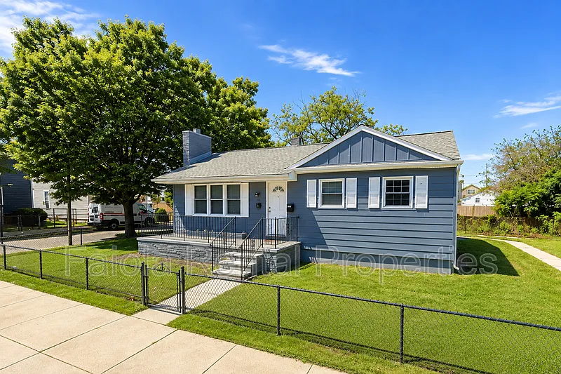 3 bed, 1.0 bath, $2,000 — Photo 1
