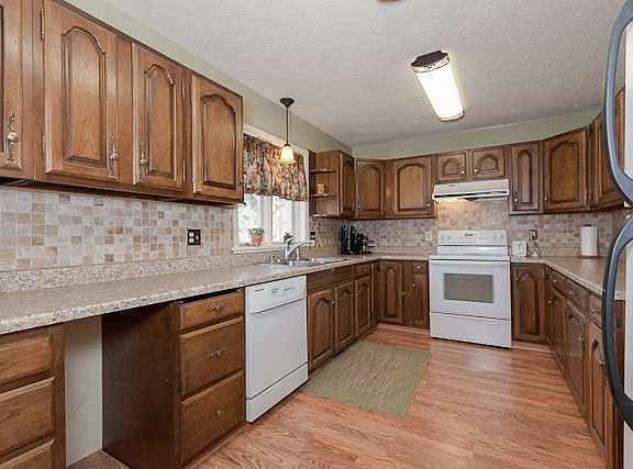 3rd image of 1042 Gilmore St
