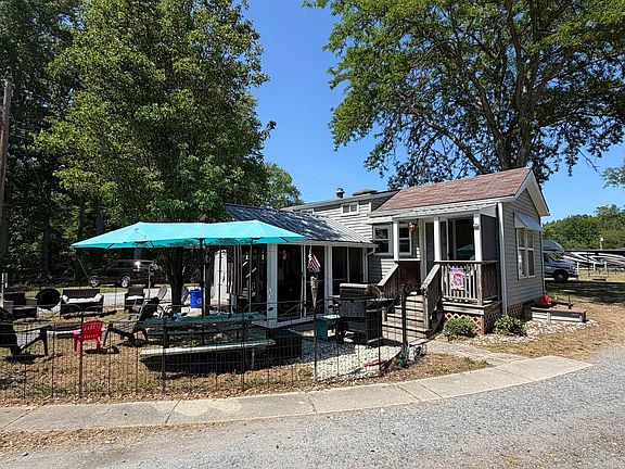 2nd image of 631 Chestnut Neck Rd