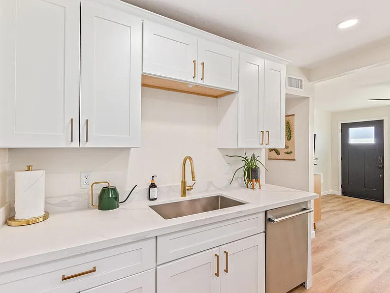 930 E Henry St #B — Photo 4