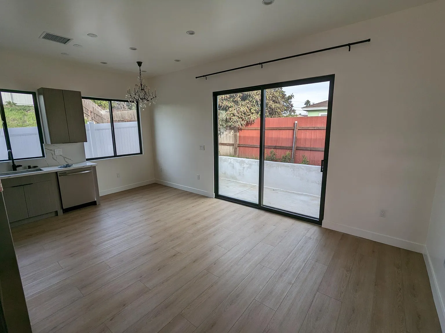 3 bed, 1000 sqft, $4,100 — Photo 2