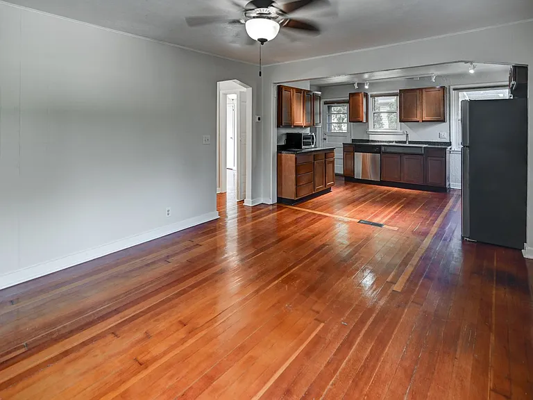 1404 Wyldhaven Ave — Photo 9