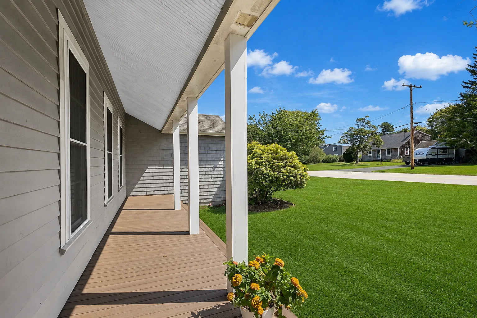 3 bed, 1.5 bath, 1196 sqft, $3,800 — Photo 2