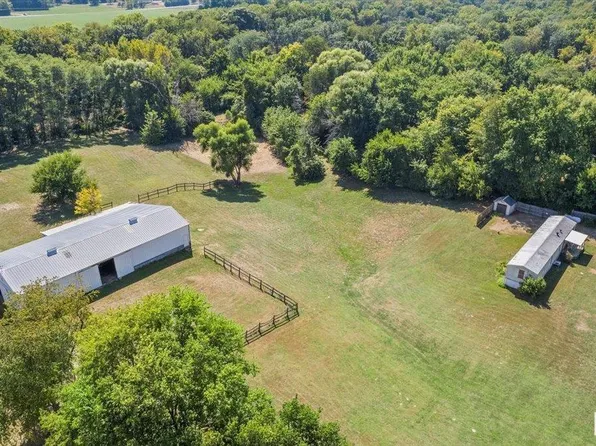 20033 Sunny Acres Rd, Petersburg, IL 62675