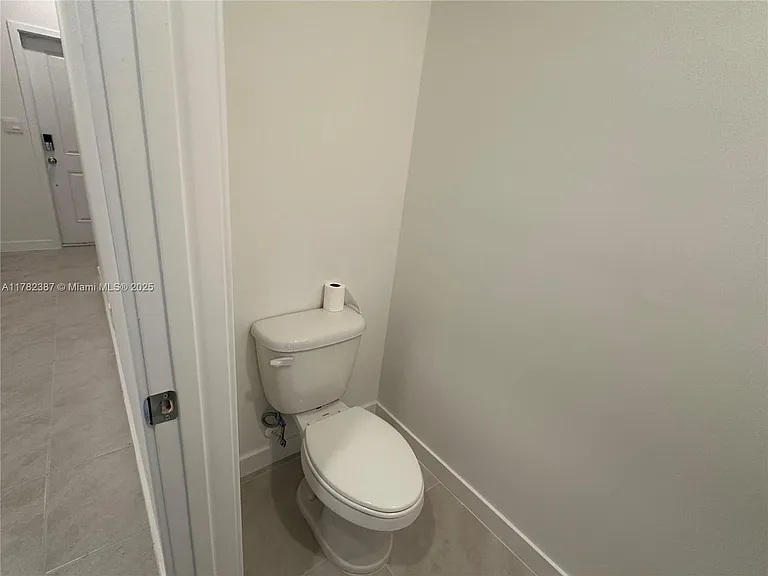 822 SW 11th Ter — Photo 14