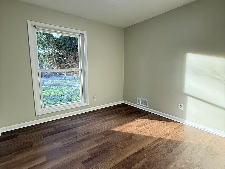 7016 Adel Ln — Photo 11