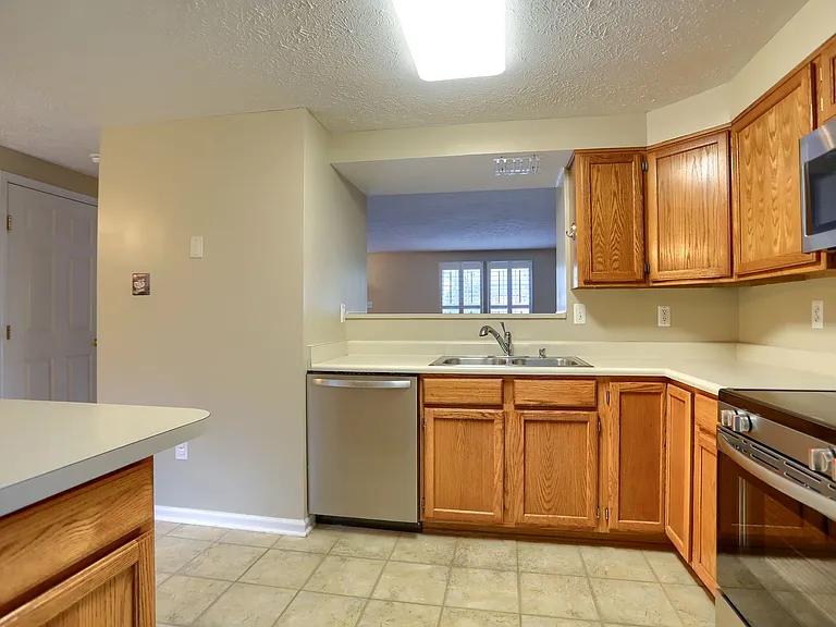 437 Ashton Ln — Photo 7