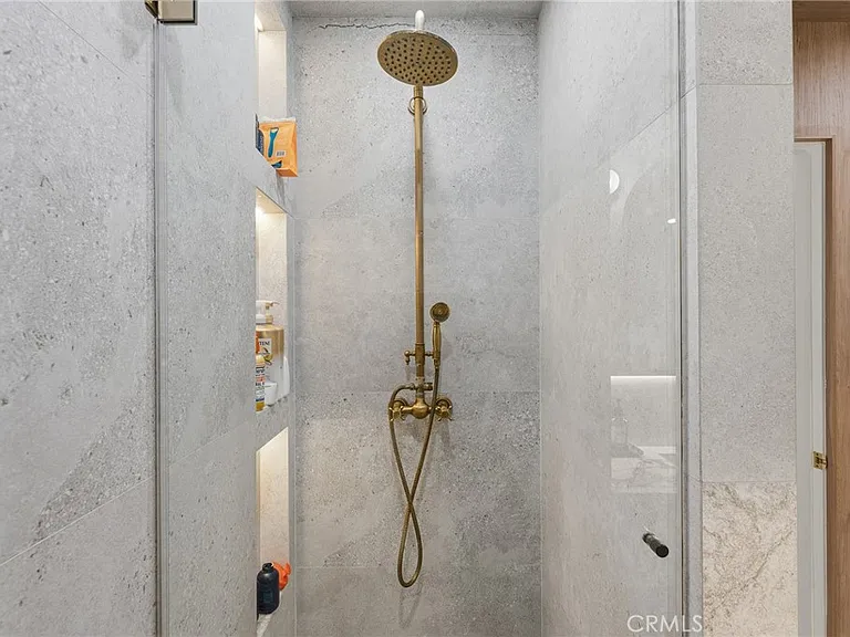 22960 Calvert St — Photo 39
