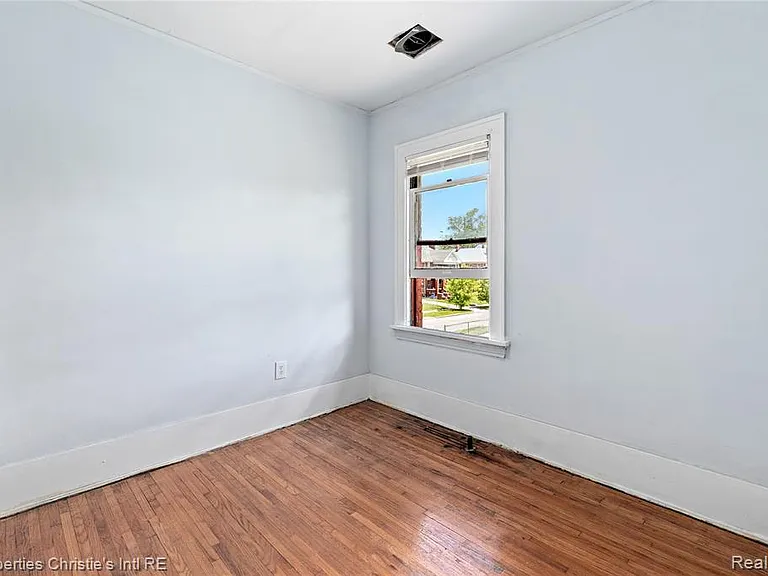 4573 Vancouver St — Photo 7